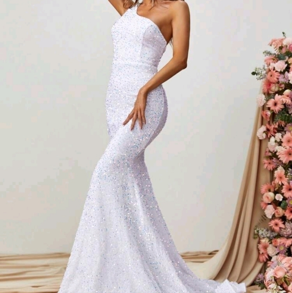 White Backless Assymmetrical Neck Sleeveles Mermaid Maxi Gown - Picture 4 of 11